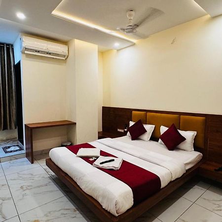 Hotel Prakasham Ujjain Exteriör bild