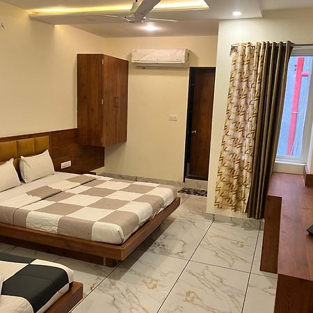 Hotel Prakasham Ujjain Exteriör bild
