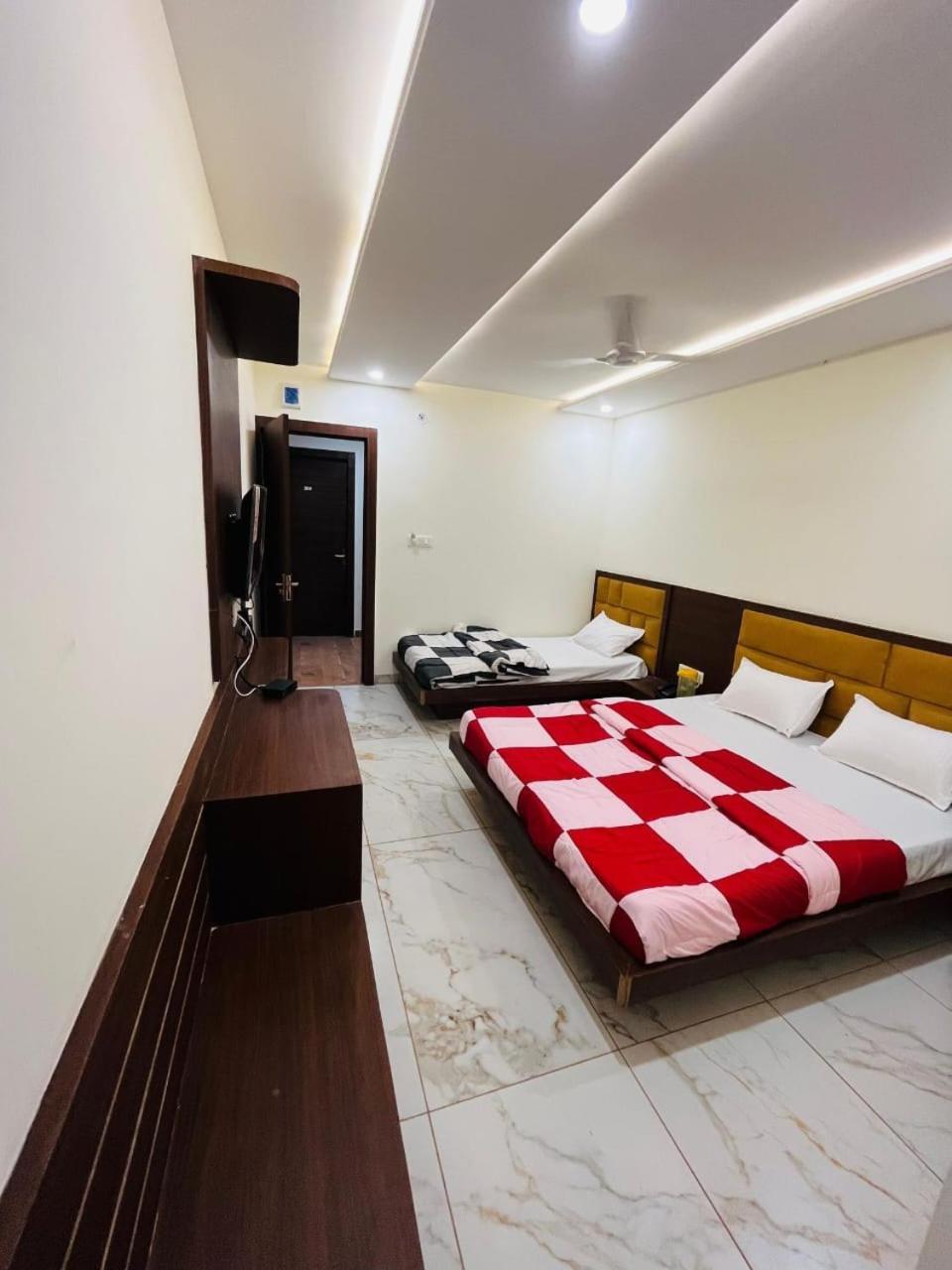 Hotel Prakasham Ujjain Exteriör bild