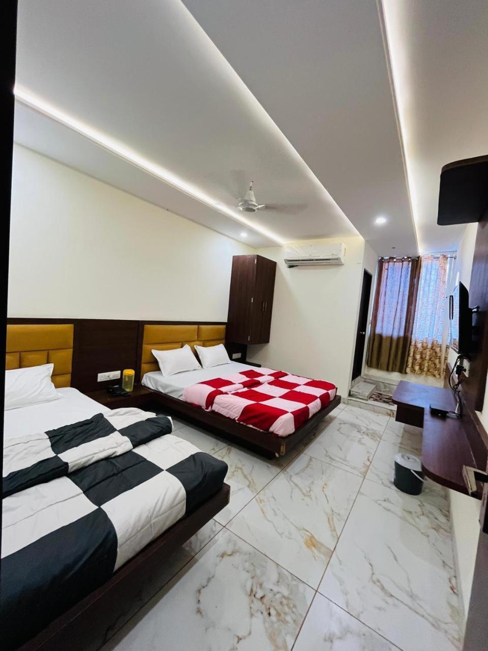 Hotel Prakasham Ujjain Exteriör bild