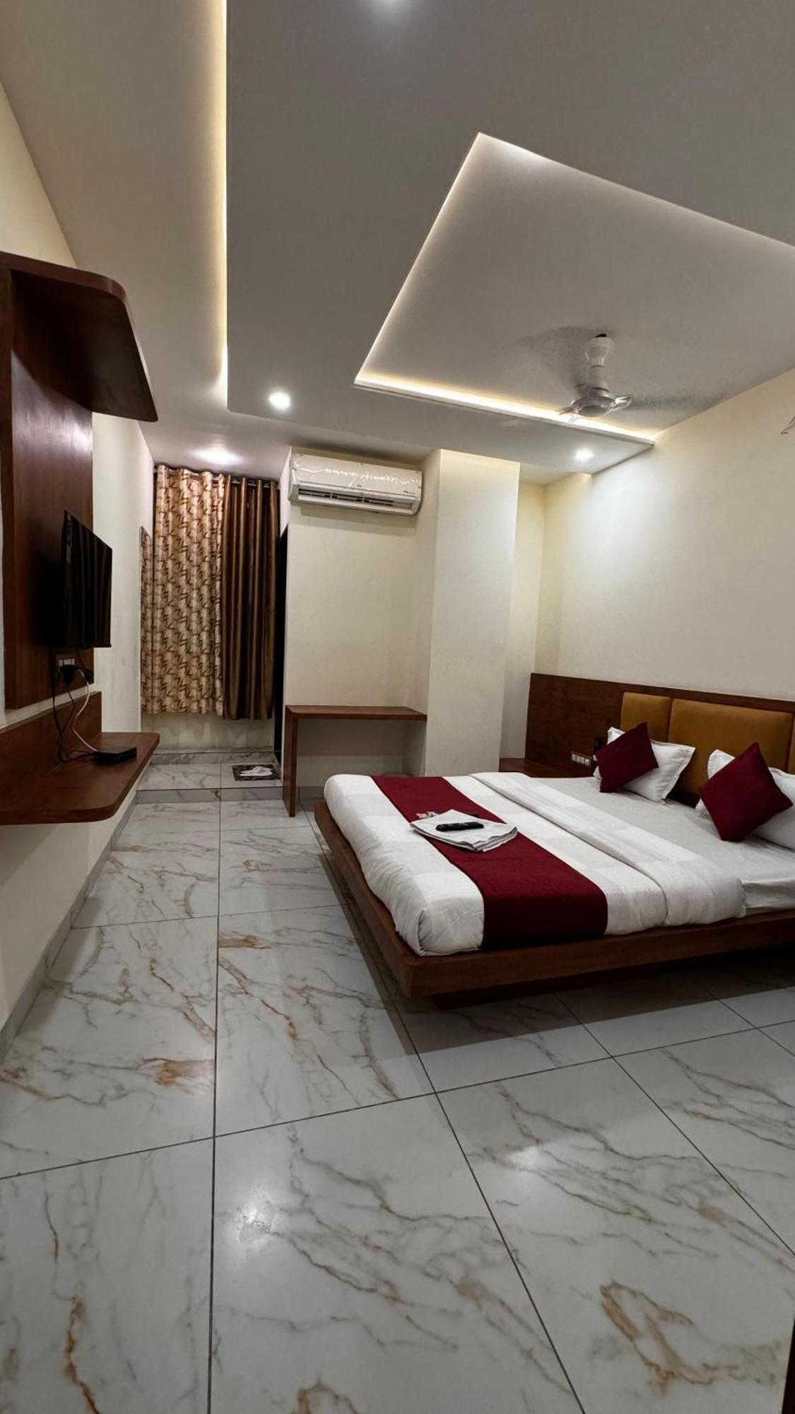 Hotel Prakasham Ujjain Exteriör bild