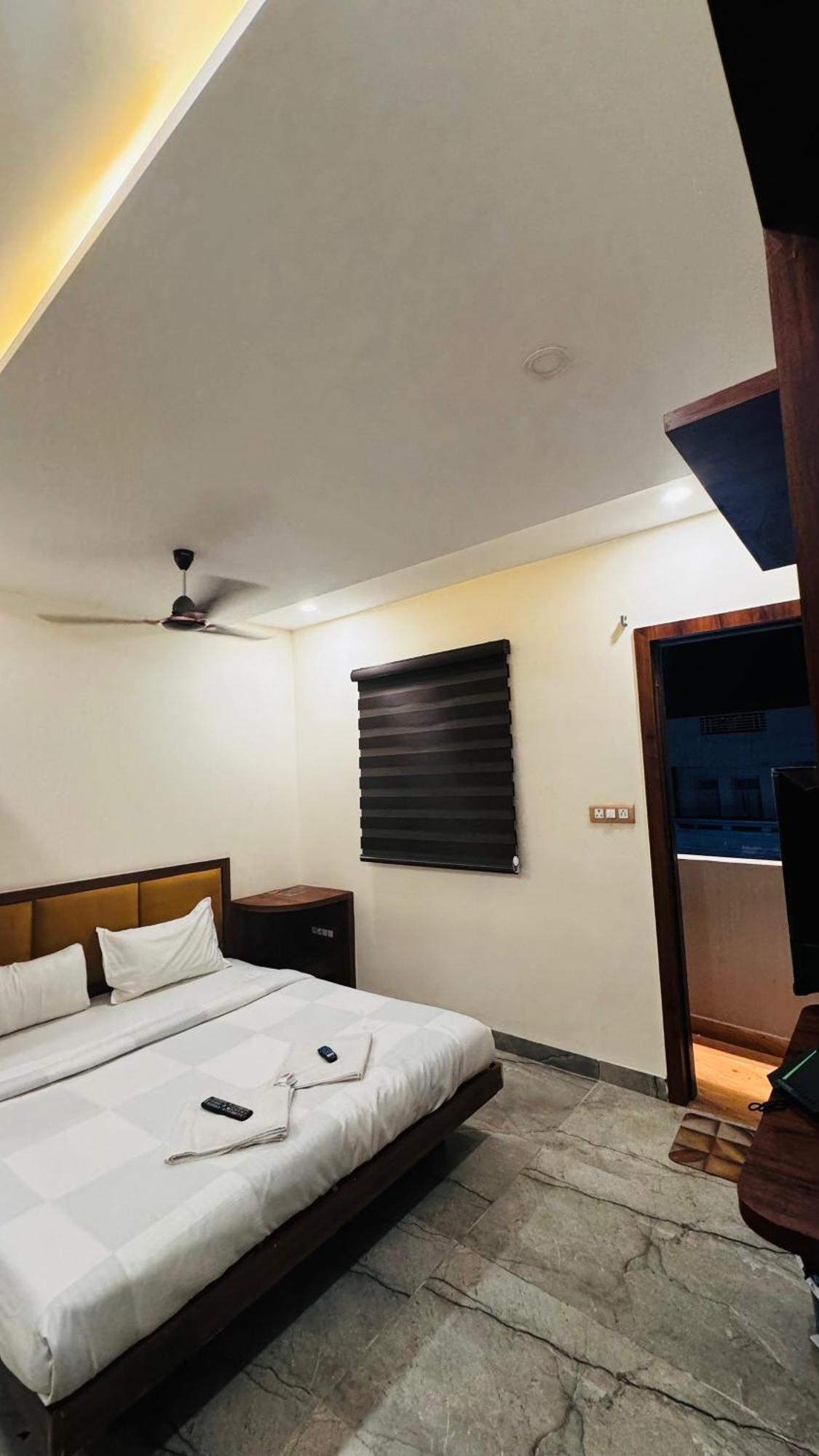 Hotel Prakasham Ujjain Exteriör bild