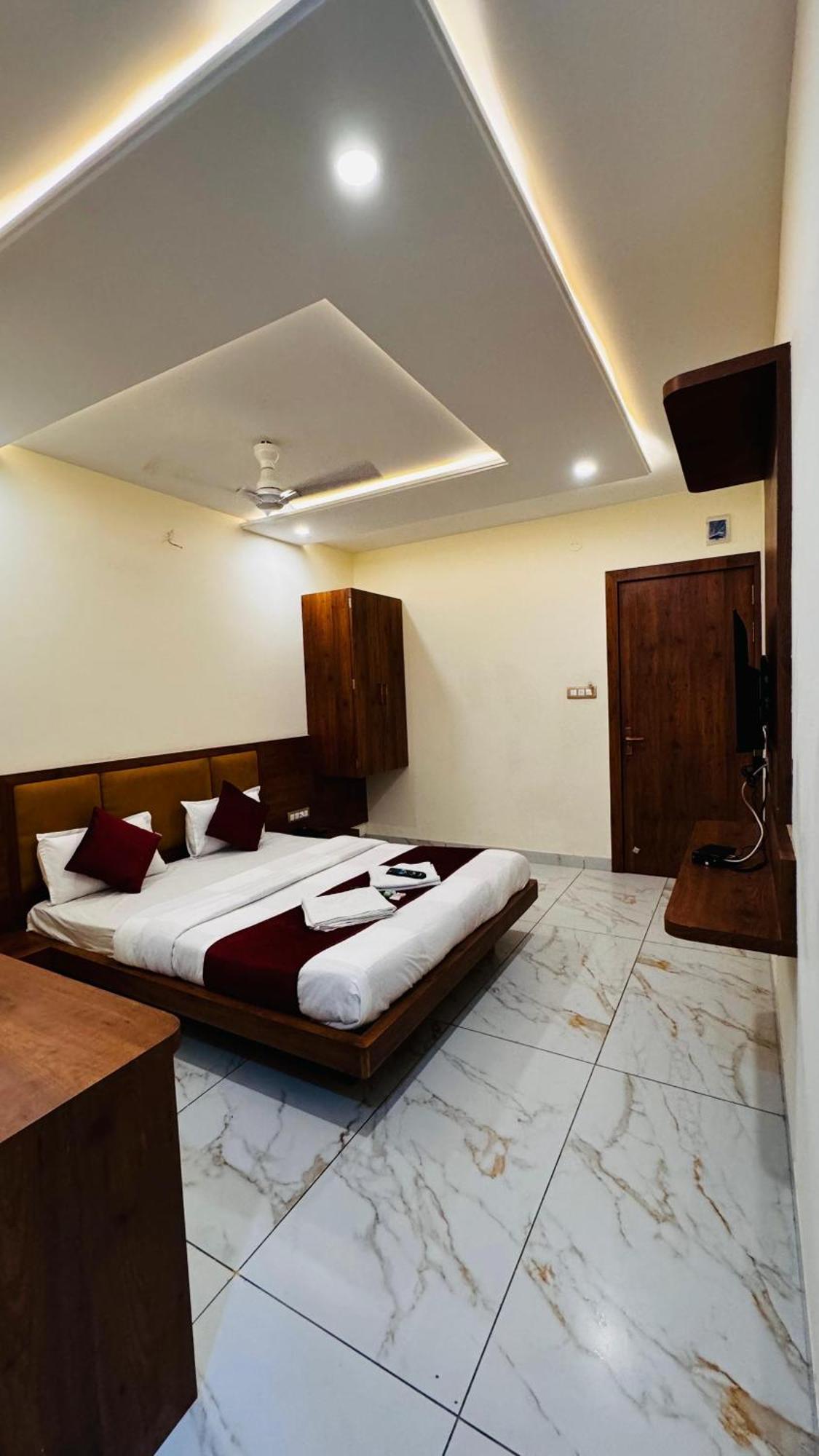 Hotel Prakasham Ujjain Exteriör bild