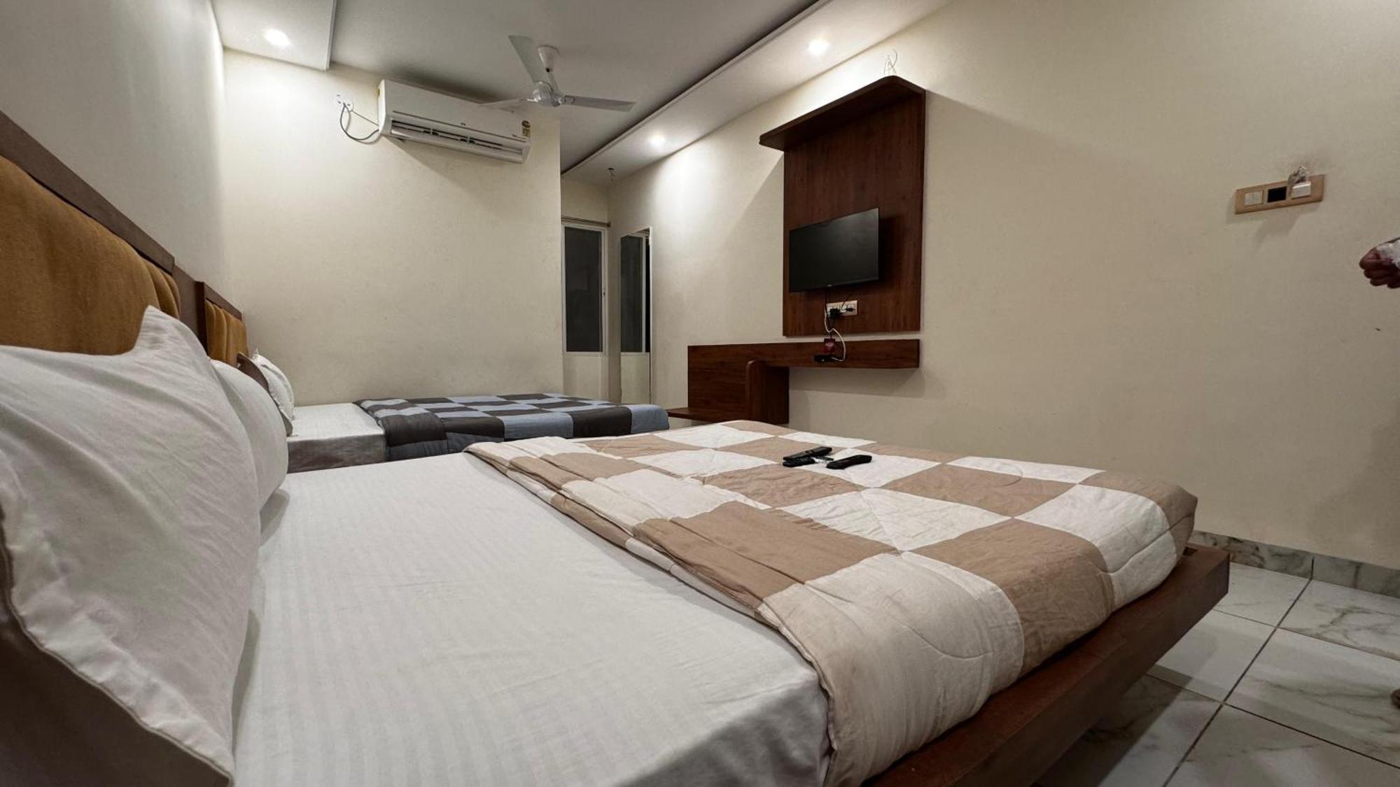 Hotel Prakasham Ujjain Exteriör bild
