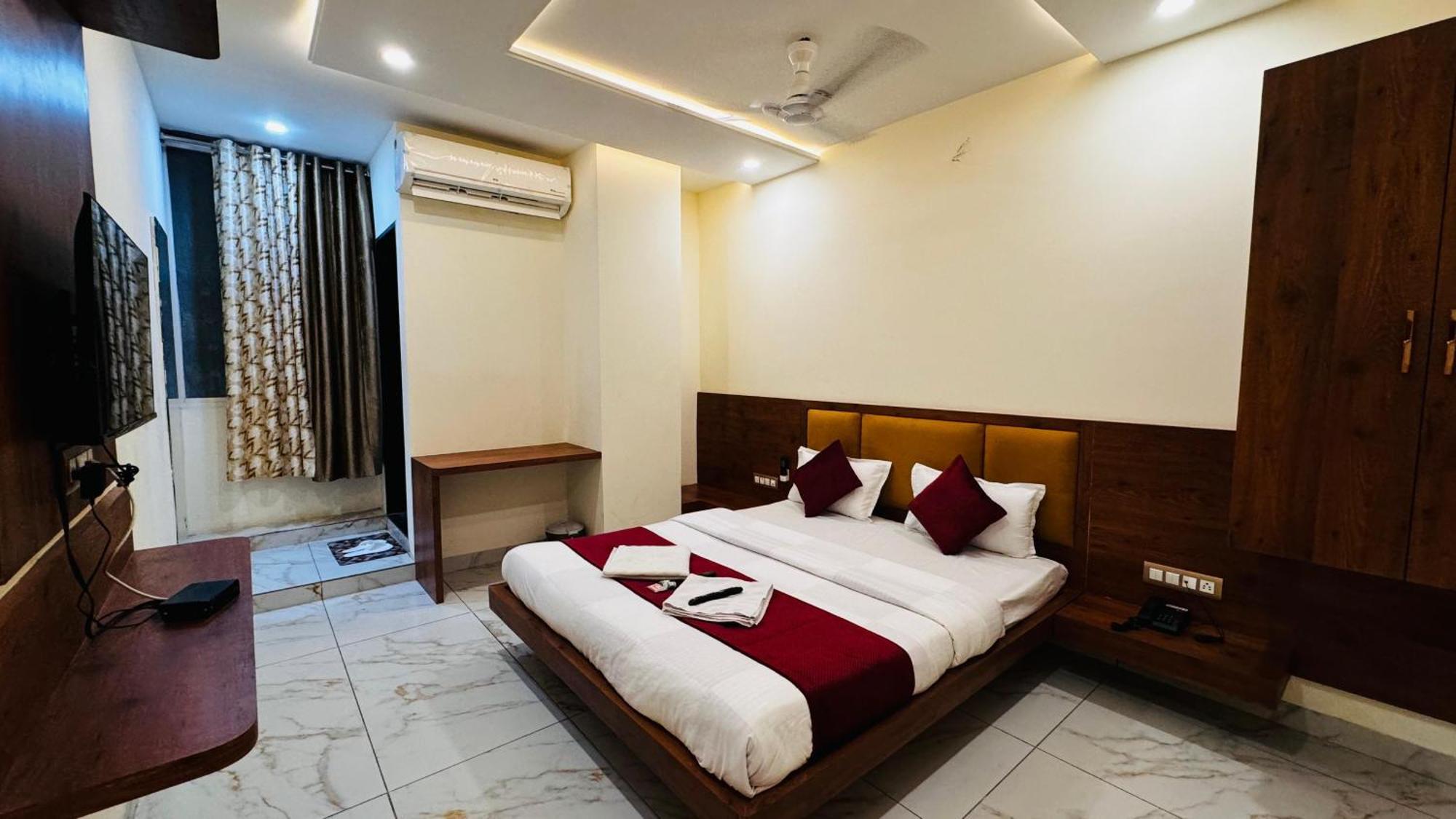 Hotel Prakasham Ujjain Exteriör bild