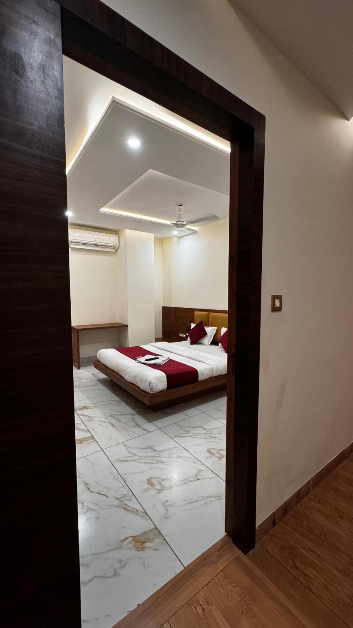 Hotel Prakasham Ujjain Exteriör bild