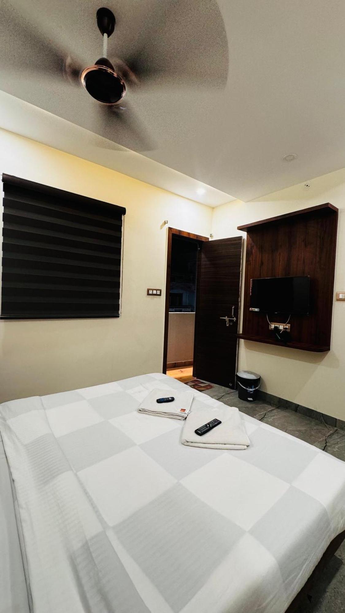 Hotel Prakasham Ujjain Exteriör bild