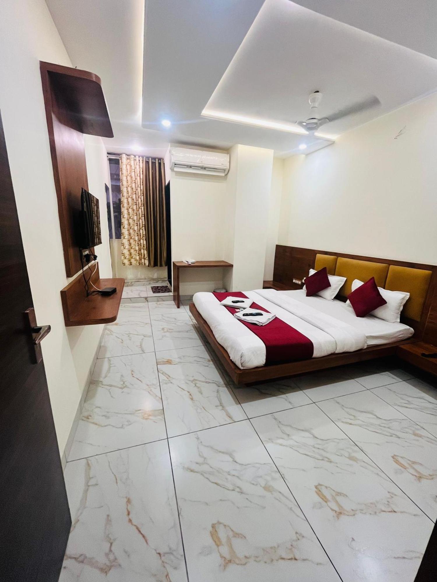 Hotel Prakasham Ujjain Exteriör bild