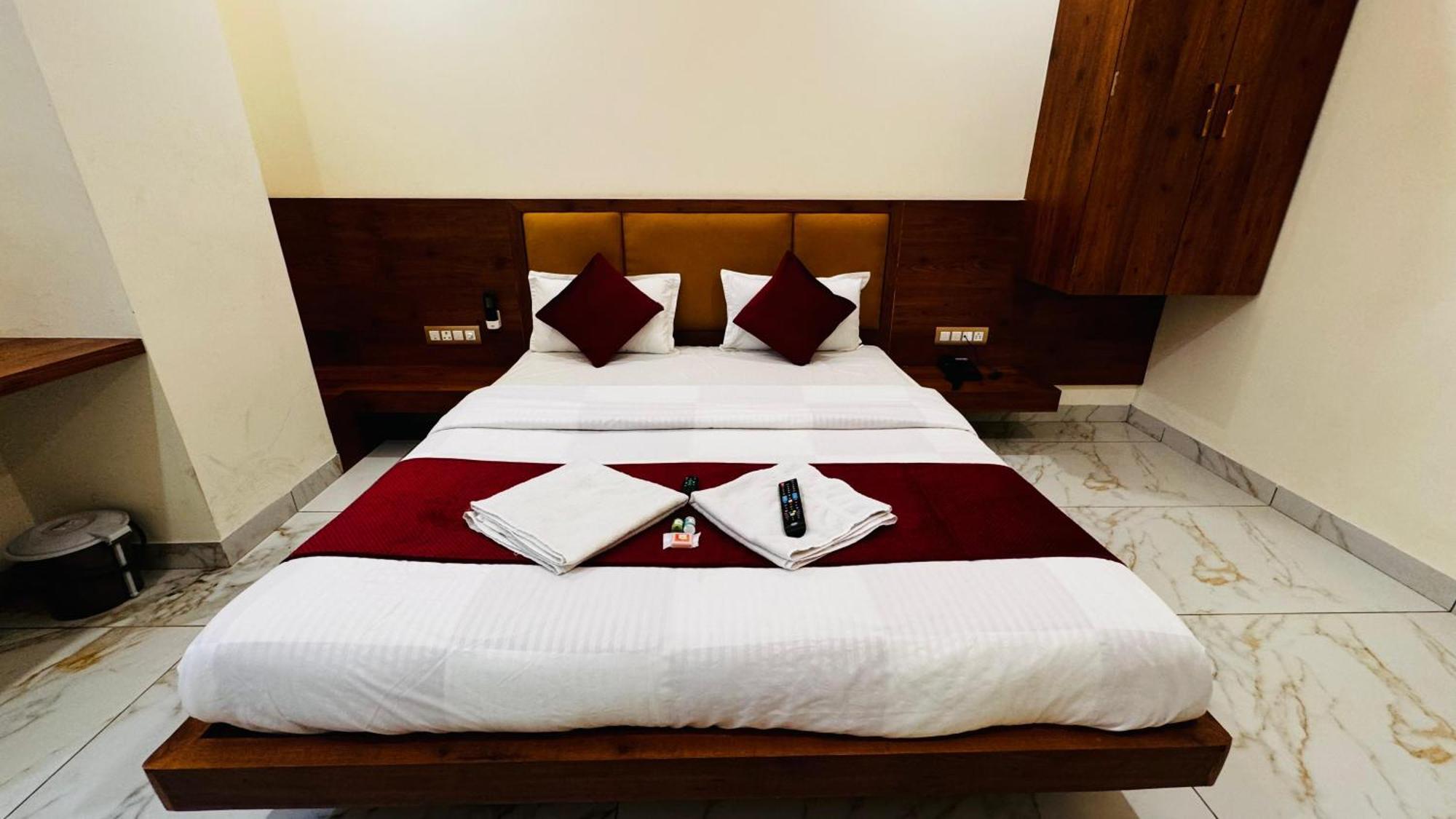 Hotel Prakasham Ujjain Exteriör bild
