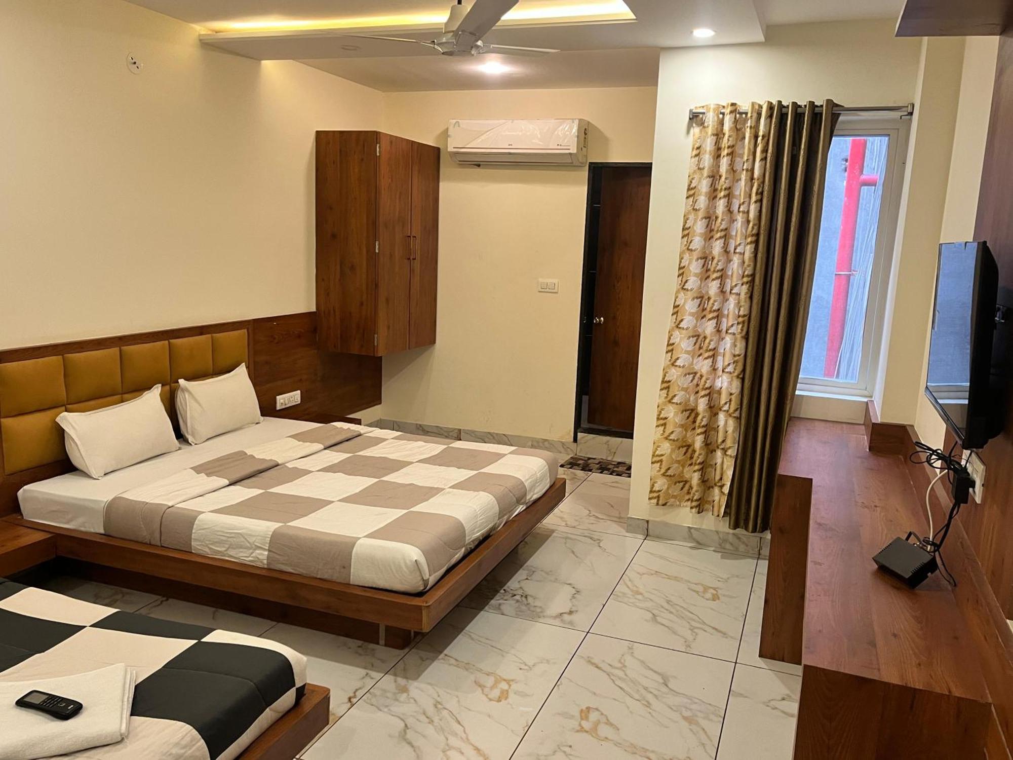 Hotel Prakasham Ujjain Exteriör bild