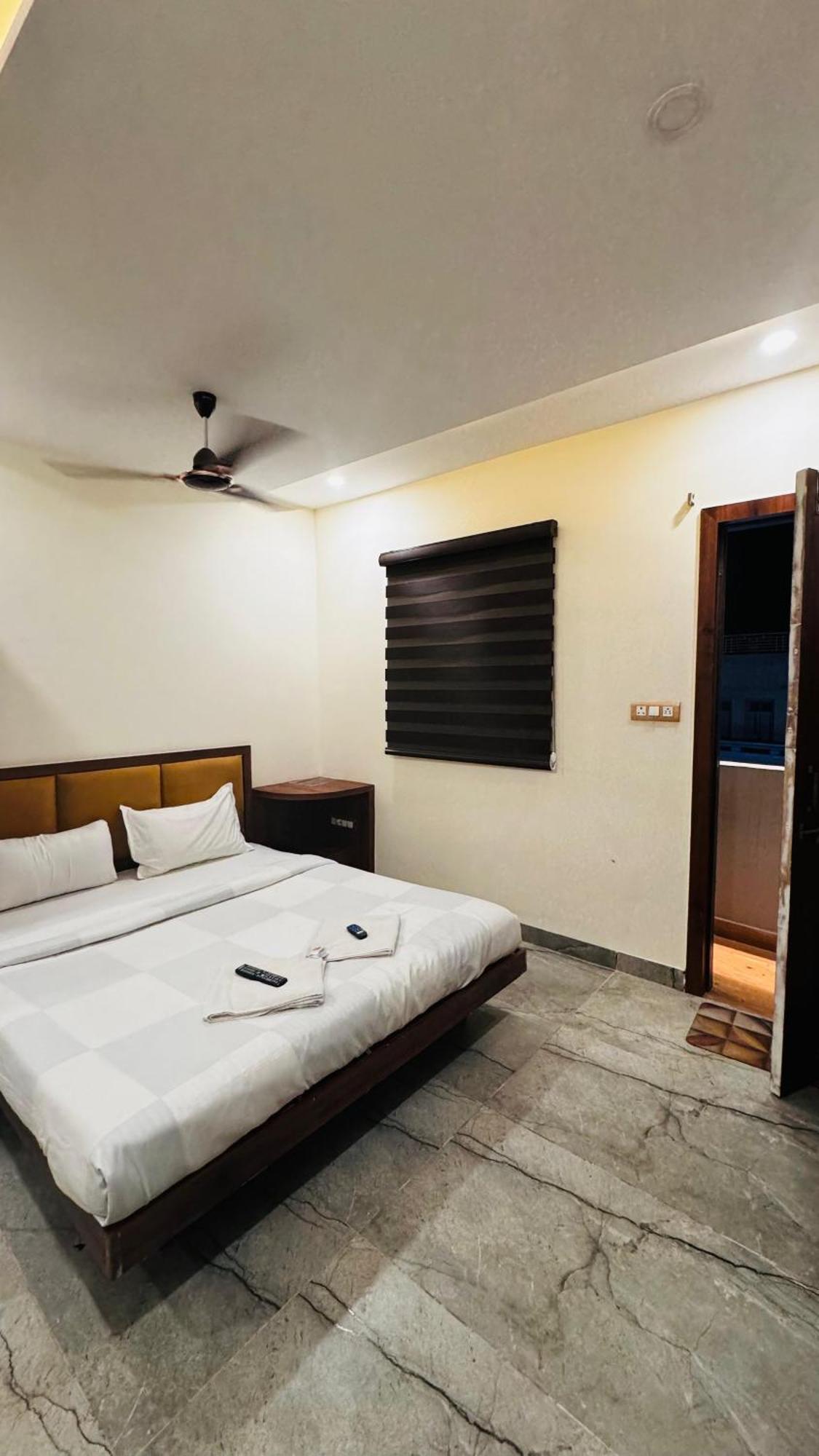 Hotel Prakasham Ujjain Exteriör bild