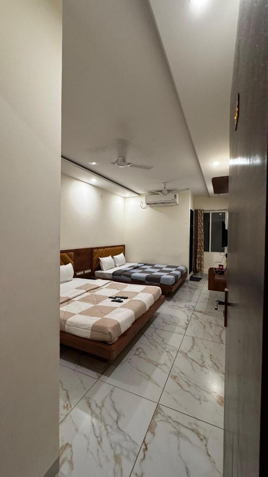 Hotel Prakasham Ujjain Exteriör bild
