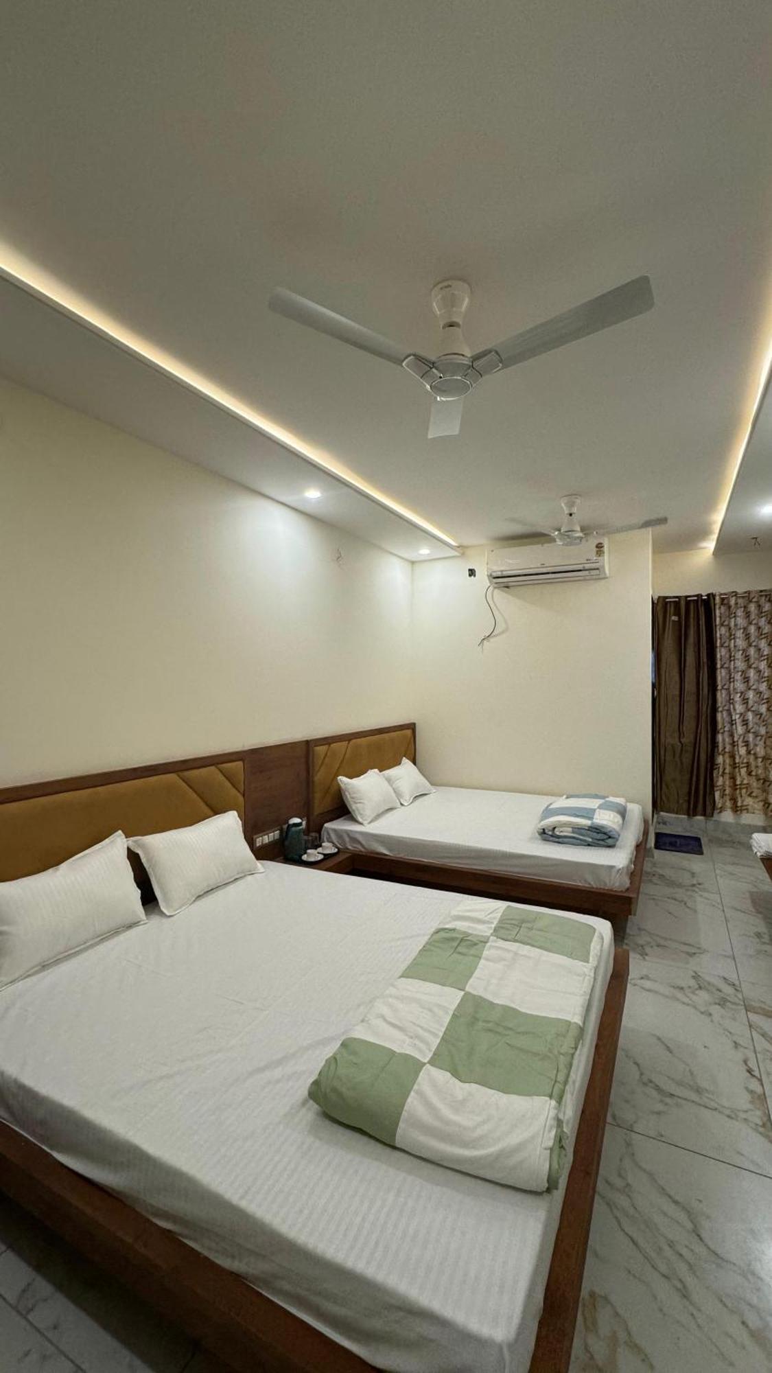 Hotel Prakasham Ujjain Exteriör bild