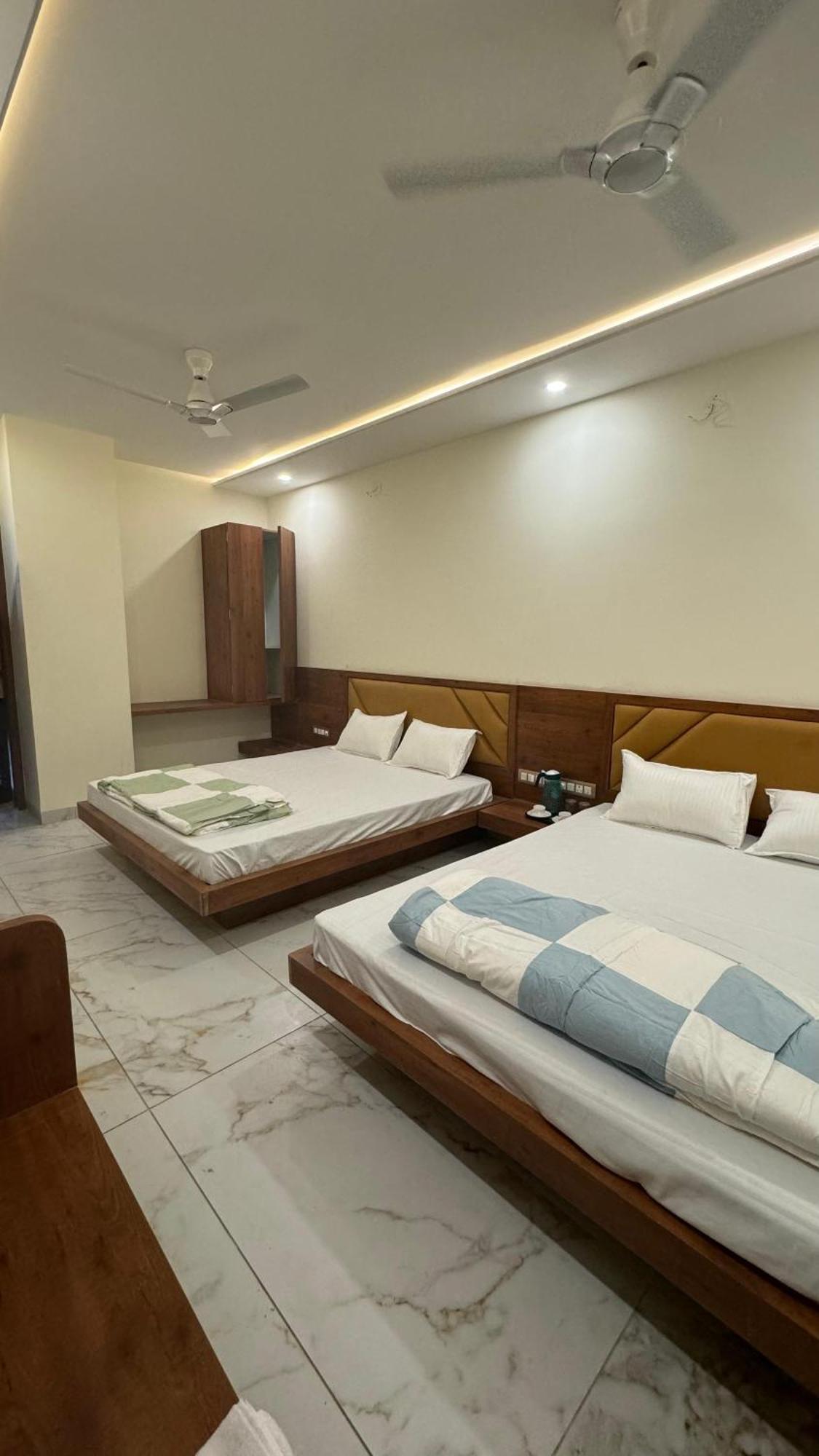 Hotel Prakasham Ujjain Exteriör bild