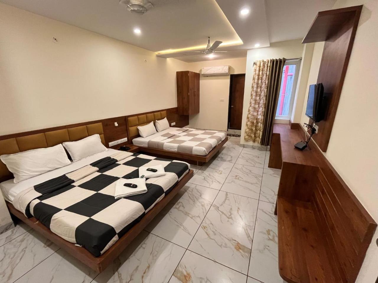 Hotel Prakasham Ujjain Exteriör bild