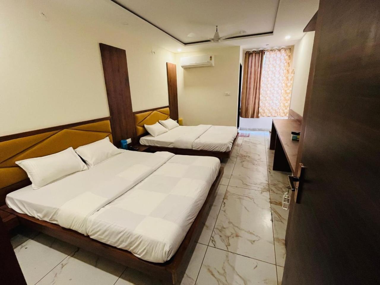 Hotel Prakasham Ujjain Exteriör bild