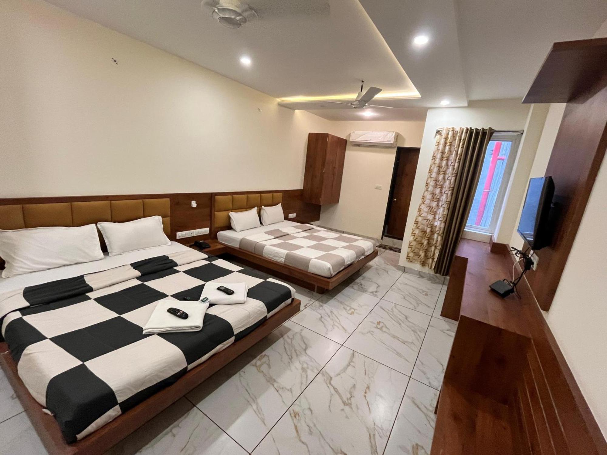 Hotel Prakasham Ujjain Exteriör bild