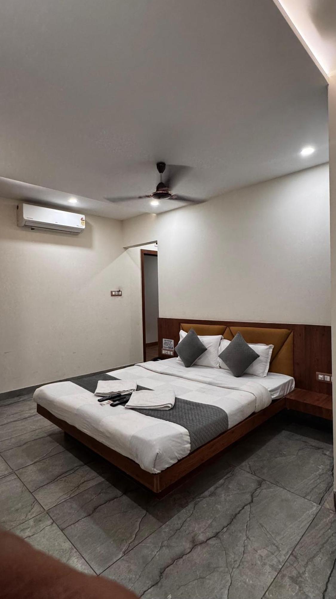 Hotel Prakasham Ujjain Exteriör bild
