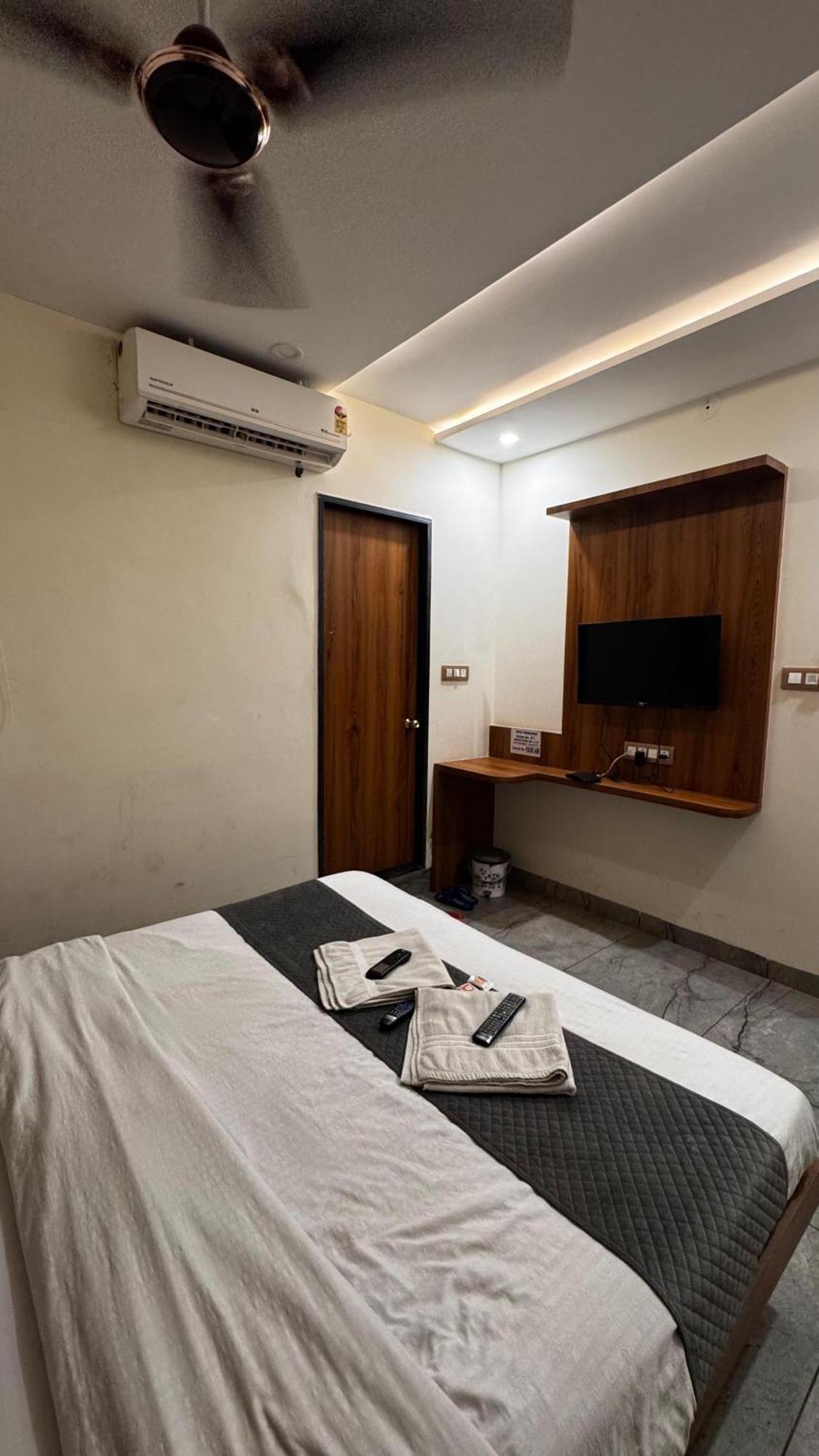 Hotel Prakasham Ujjain Exteriör bild