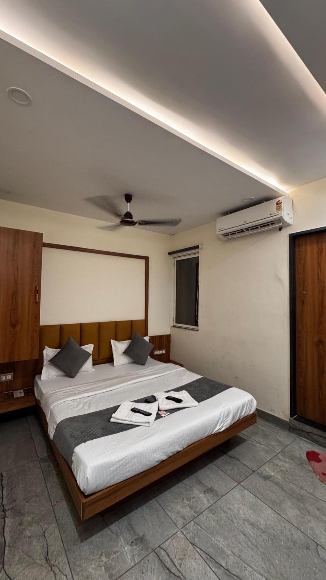 Hotel Prakasham Ujjain Exteriör bild