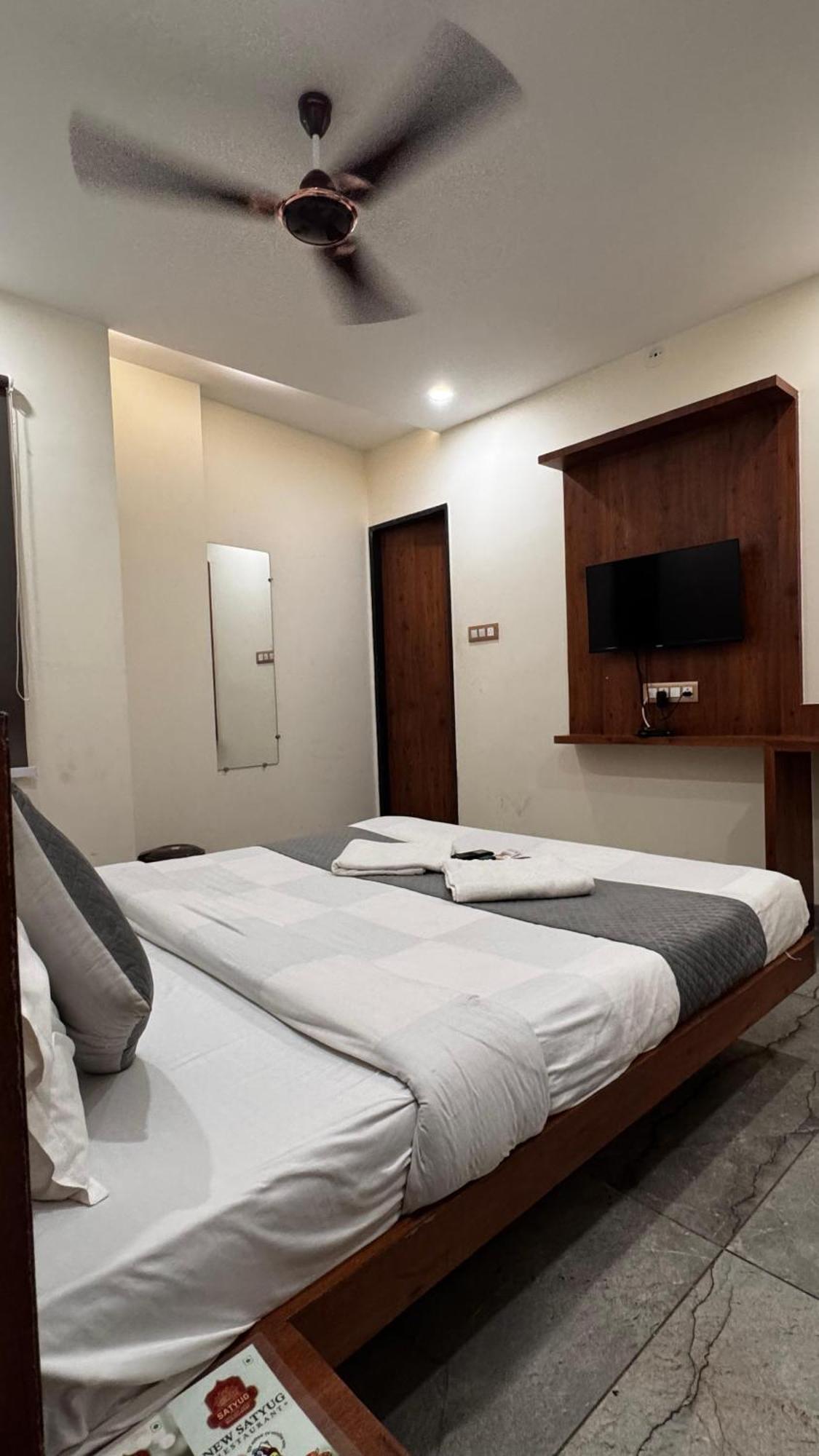 Hotel Prakasham Ujjain Exteriör bild